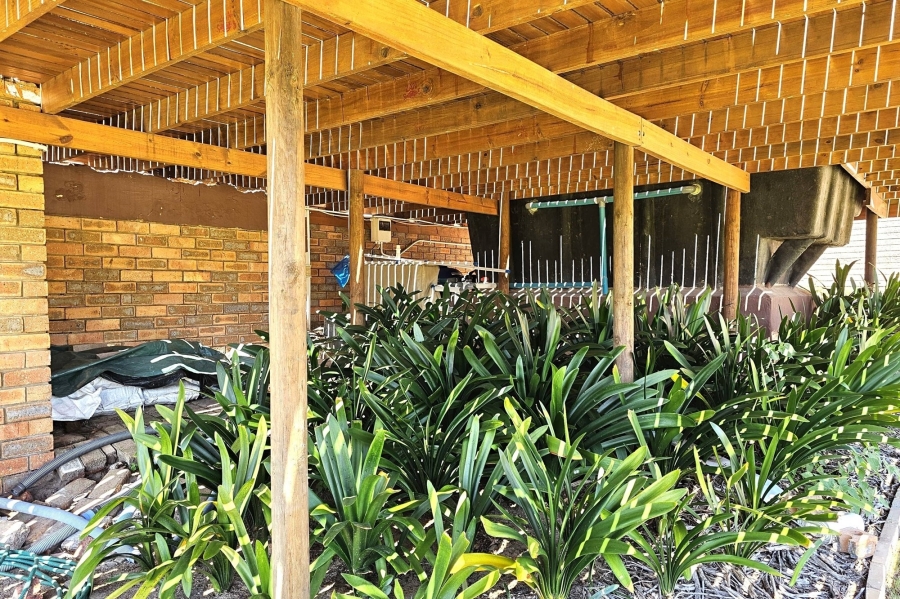 6 Bedroom Property for Sale in Paradise Beach Eastern Cape